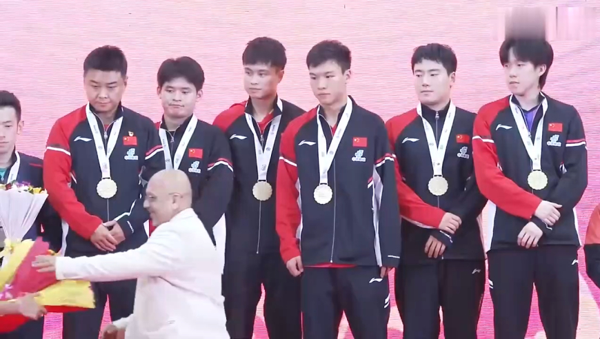 国乒男团夺亚锦赛冠军，颁奖仪式王楚钦一举动太搞笑，看看发生了什么