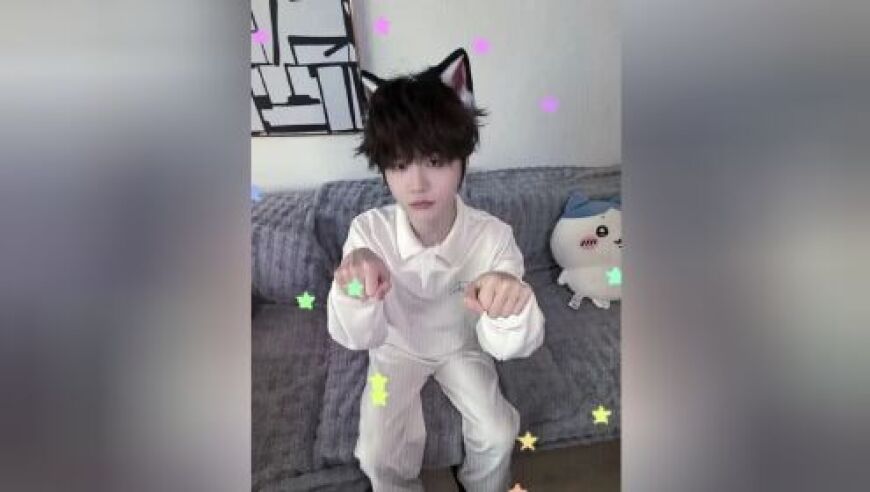 世界冠军晒自拍，摆出可爱动作卖萌