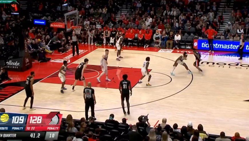 杨瀚森爆扣得手!队友比他还高兴!回顾杨瀚森对阵步行者最后三分钟