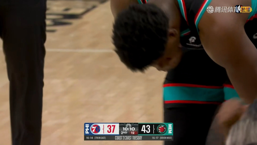 这也太疼了！恩比德跃起接球肘到3J鼻子 后者捂着脸半天没缓过来