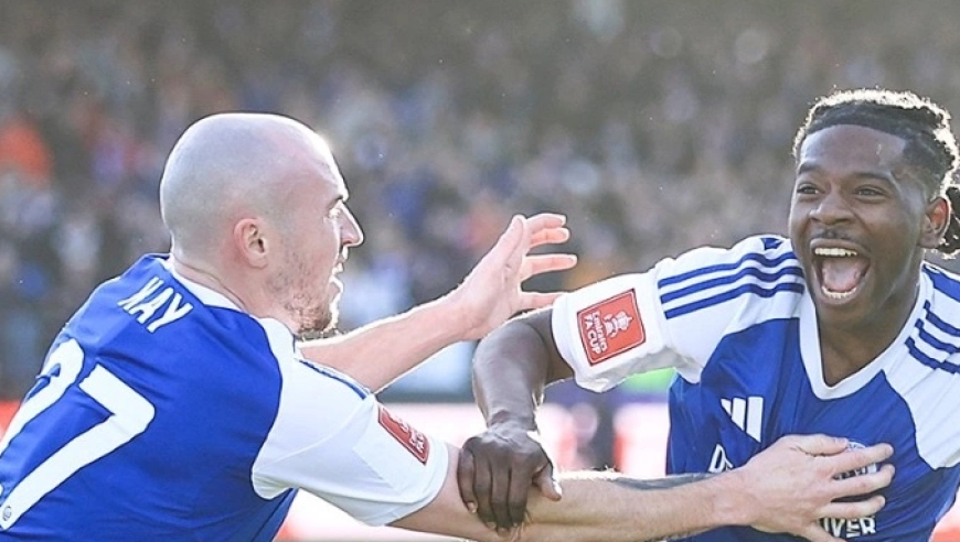 大冷门！鲁尼弟弟率第6级别队淘汰足总杯冠军，球迷冲场庆祝如夺冠