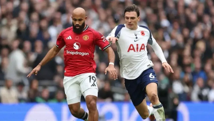 英超焦点战：曼联2-2客平热刺 德利赫特读秒绝平 姆伯莫破门