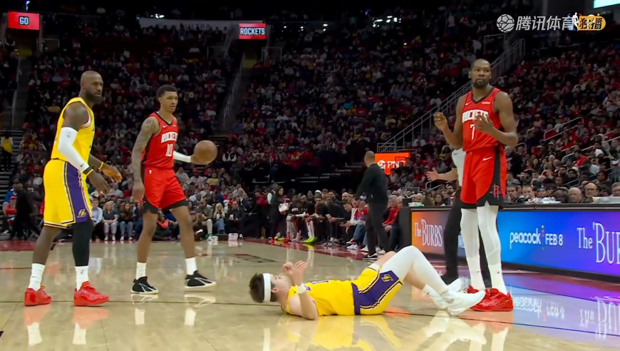 情绪失控！杜兰特突然支肘发力推翻里夫斯 裁判回看后升级一级恶犯