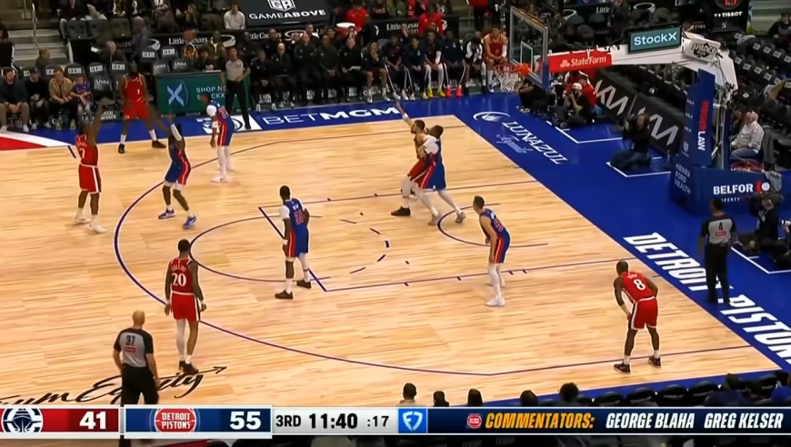 船三疯来了！哈登小卡连中三分 快船第三节两分钟轰10-0追回分差