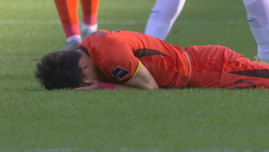 太脏了！对手肘击王钰栋太阳穴裁判直接无视 解说直言我们也得用手