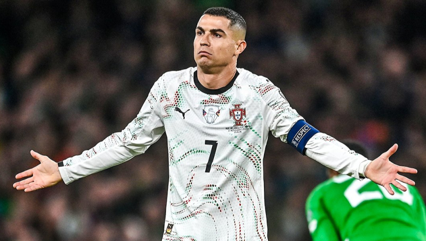 C罗国家队首次染红！无球状态下故意肘击，离场时不断做手势和说着什么