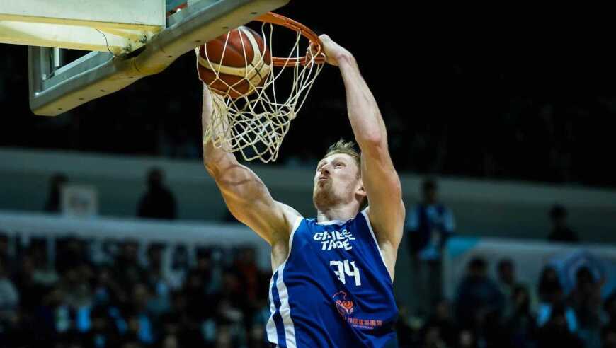 央视直播中国男篮对决中国台北，胡金秋遭遇归化中锋高柏铠，内线迎强强碰撞