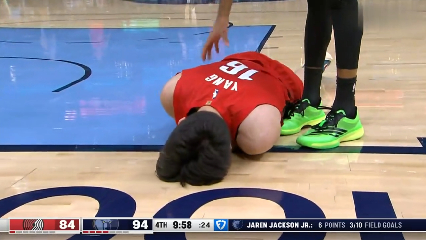 巨大争议！还原杨瀚森面部遭重击倒地被裁判无视全过程，开拓者主帅暴怒