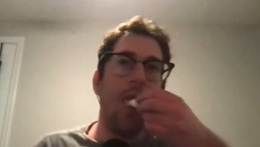 信守承诺！球迷直播吃下推文：曾放话快船若打出15胜3负他就这么干