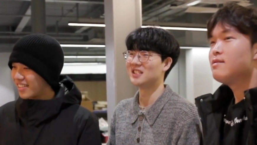 Bin全程陪同Viper参观基地，诚意十足，双眼皮抢眼