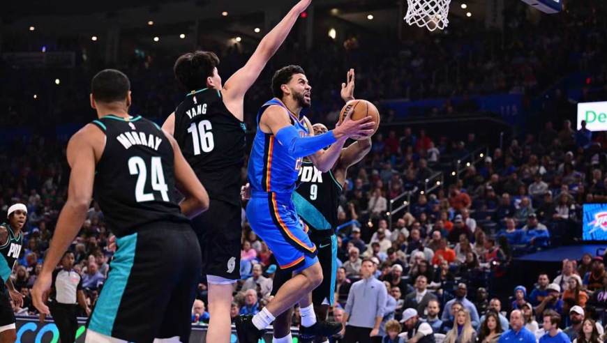 冠军中锋也不怕！杨瀚森第四节送单臂空接暴扣 梦幻脚步单挑哈腾得分