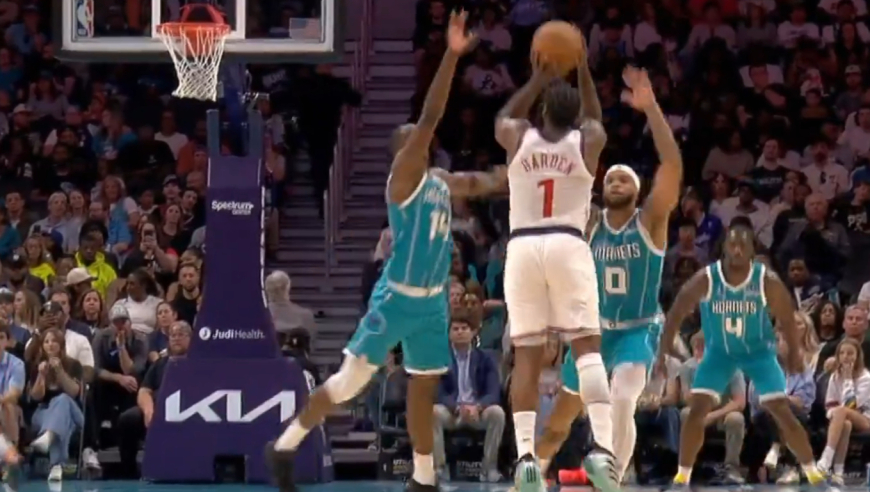 梦回火箭登！哈登无视两人防守干拔三分命中 并造成对手一级恶意犯规