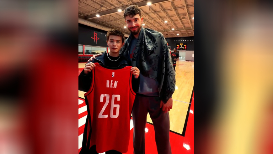 火箭训练馆互赠礼物！申京收到国风围巾 任嘉伦获赠26号球衣