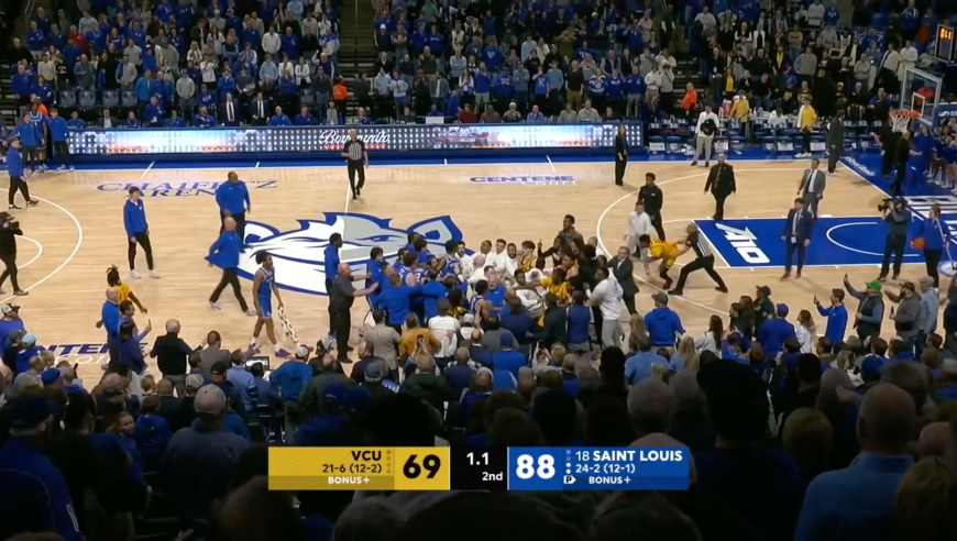 全武行！NCAA比赛最后一秒两队大打出手 多人被直接驱逐