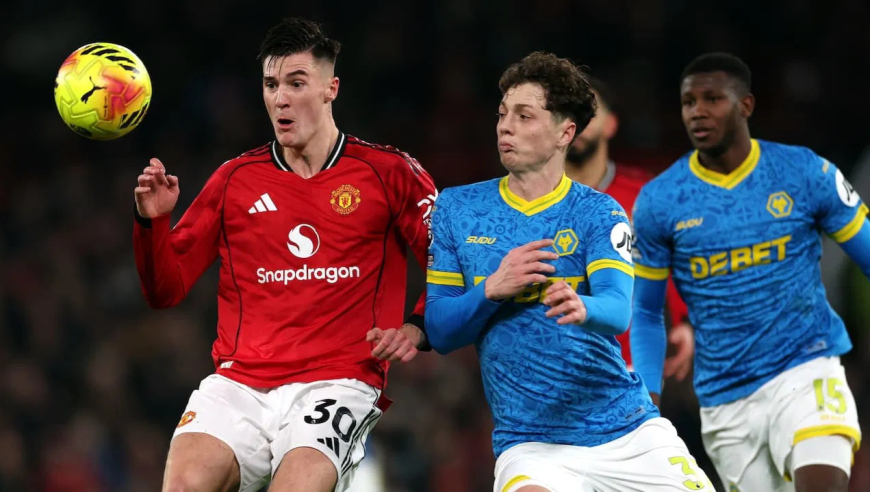 红魔悍将乌龙助攻！曼联1-1送狼队终结12连败，压哨绝杀被吹