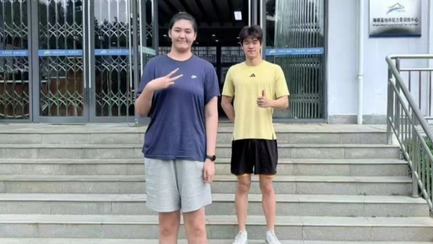 潘展乐合影张子宇秒变“手办展示现场” 网友眼尖：妹妹比亚洲杯瘦了
