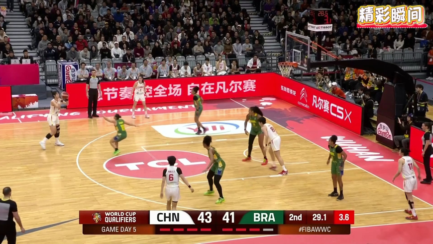 防守出问题！李月汝飚三分令解说感叹个人能力 随后被造犯规苦笑叹气