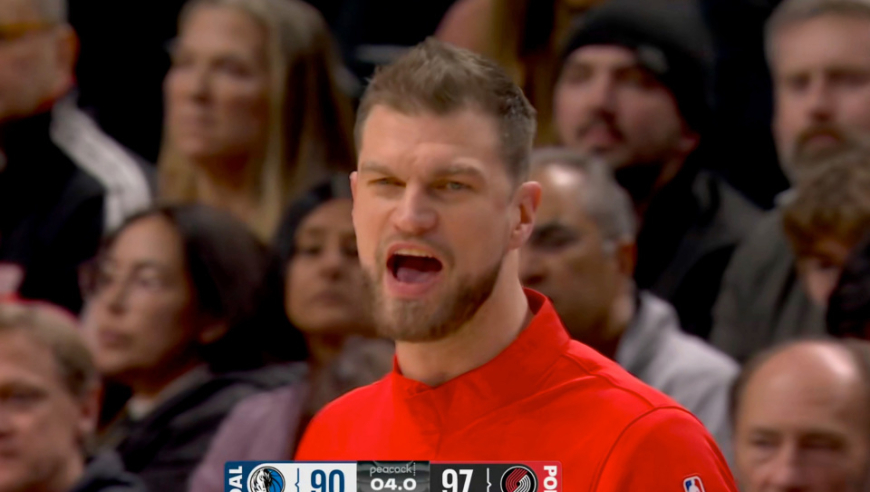 0+0+1！2米16杨瀚森叉腰+气喘吁吁，请注意39号裁判！