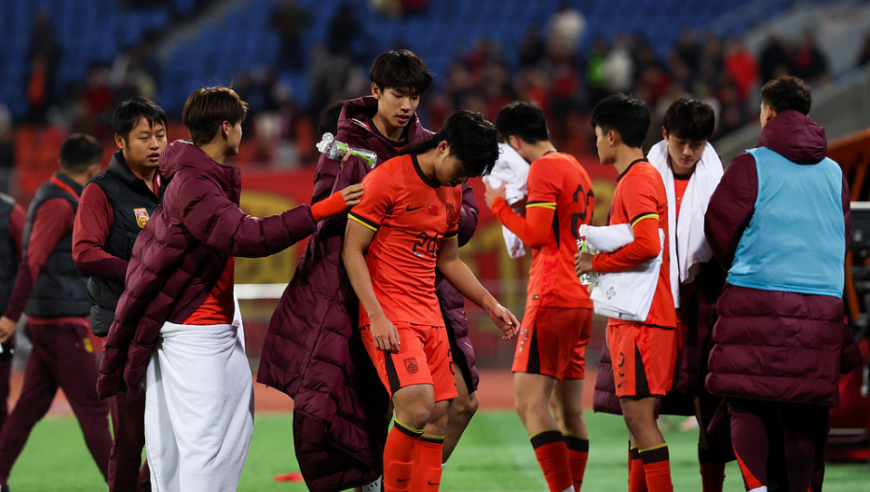 报复性染红！曝22岁美甲国脚已反省致歉，队内批评+暂不考虑除名他