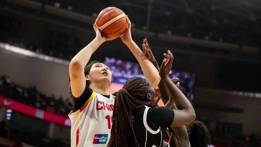 女篮12人登场11人得分，唯一人2中0，球迷：她的名额该给刘禹彤