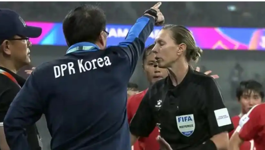 朝鲜女足罢赛！丢球后不踢了，站场边抗议，裁判掏牌+结束上半场