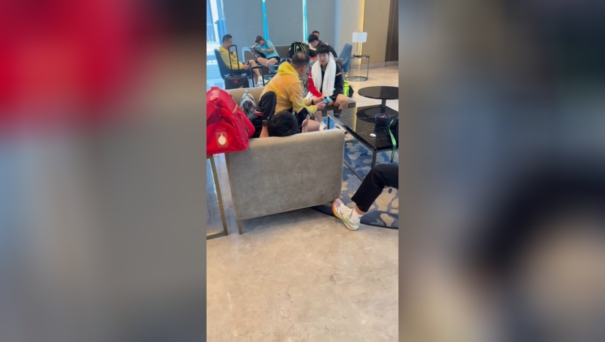 邱贻可更新国乒抵达印度vlog，随处可见的小动物，自带泡面和锅