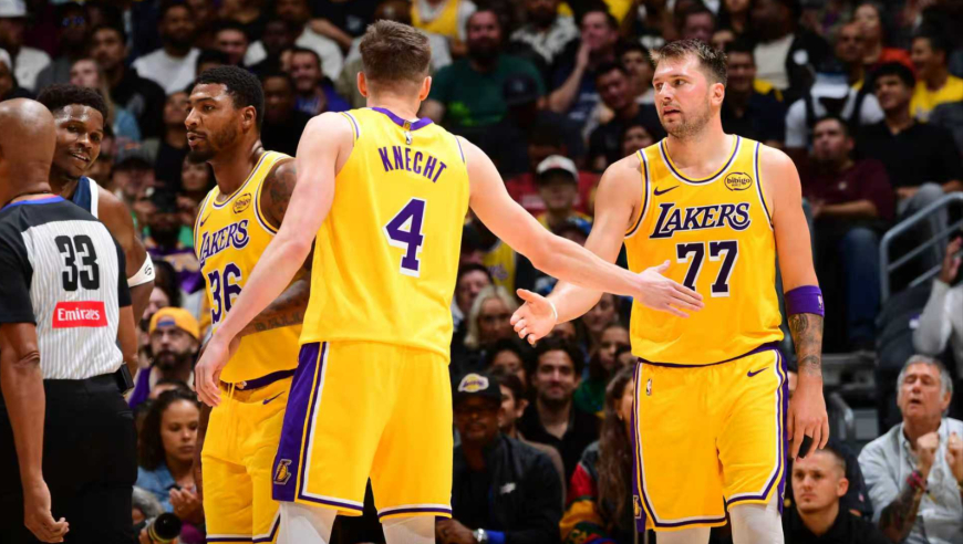 这是什么神仙手感！东契奇首节狂砍20分 背身假动作戏耍狄龙