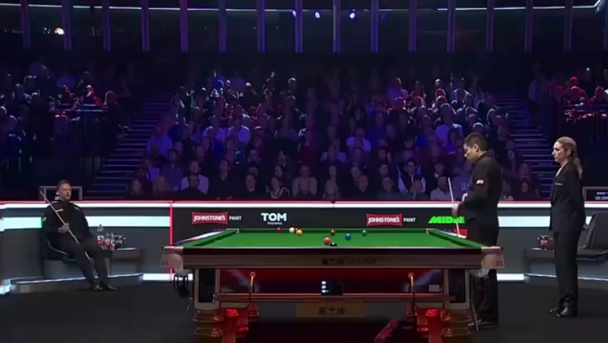 这杆大角度够精准！丁俊晖防守大战落下风，特鲁姆普先拿一局