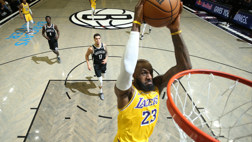 打成表演赛了！詹姆斯25+7+3断集锦：频送暴扣状态拉满