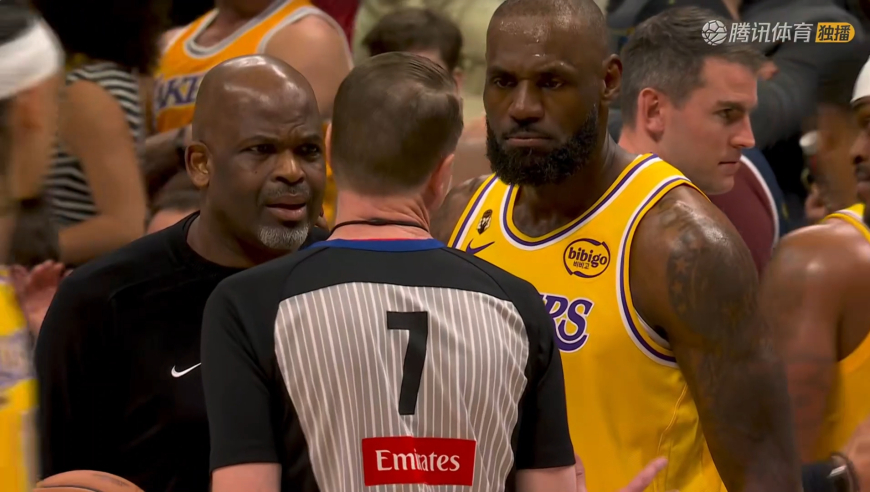 千万别有事！詹姆斯被对手打到手部 痛苦倒地起身后质问裁判