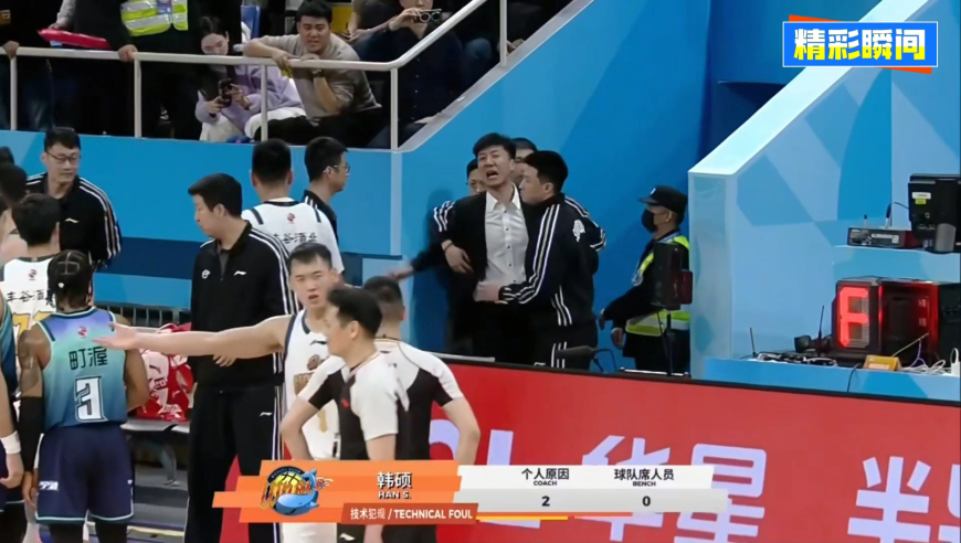 被驱逐！四川主帅不满判罚与裁判硬刚拉都拉不住 裁判直接将其驱逐