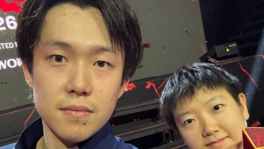 笑喷！王楚钦孙颖莎夺冠合照大头不想拿手机自拍，莎莎一生气头哥马上认怂