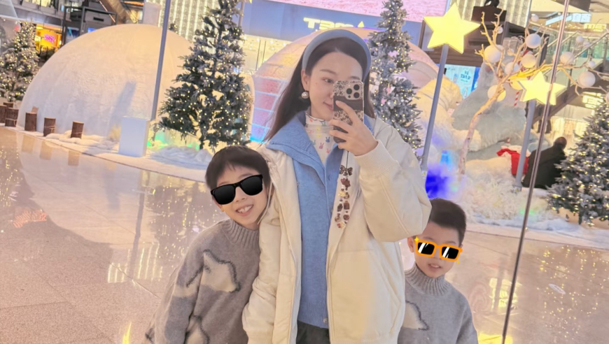 马龙老婆送儿子上学，8岁马里奥穿运动衣背双肩包，读的史家小学