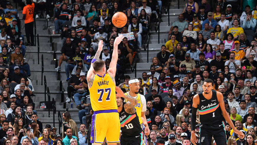 【球星】东契奇vs马刺集锦 空砍38分10篮板10助攻3抢断独木难支