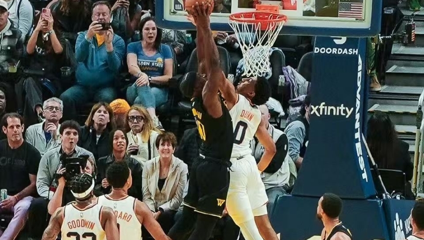 合砍53+10，勇士双子星大爆发！库里上篮杀死比赛，布克38分