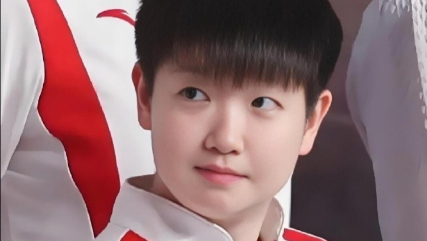 小迷糊！孙颖莎赶飞机去澳门一路小跑，坐上头等舱把背包翻个底朝天