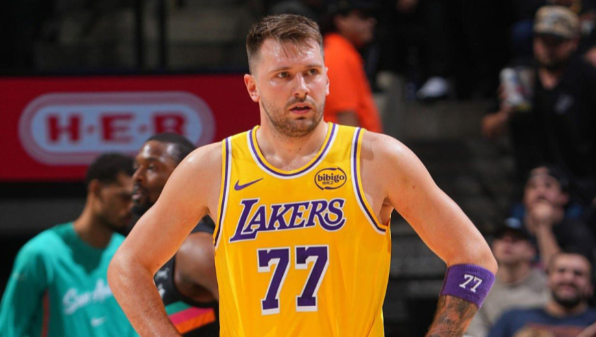 东契奇空砍38+10+10！单核难敌马刺吞败仗 全场7失误三分9中2