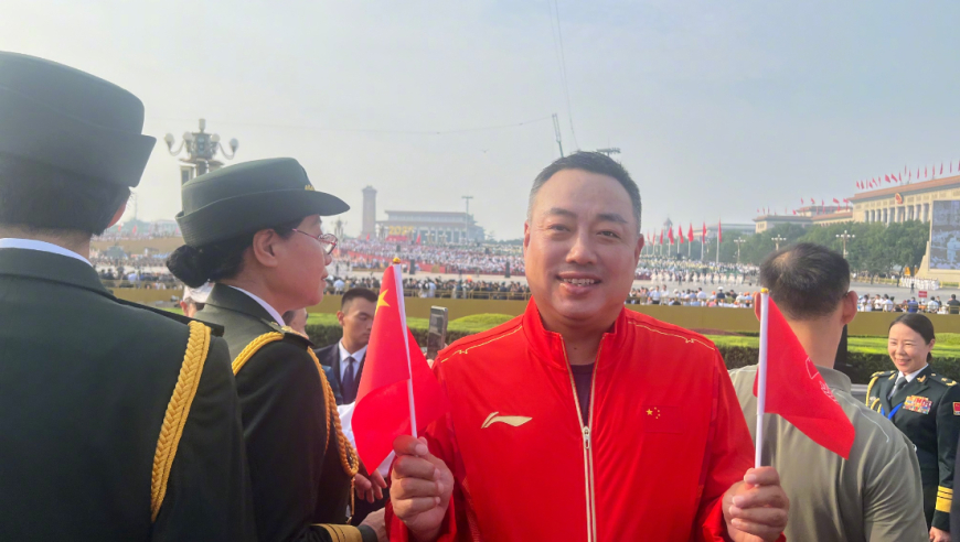 感动！刘国梁手持五星红旗观礼阅兵，时隔4年发文：爱我中华