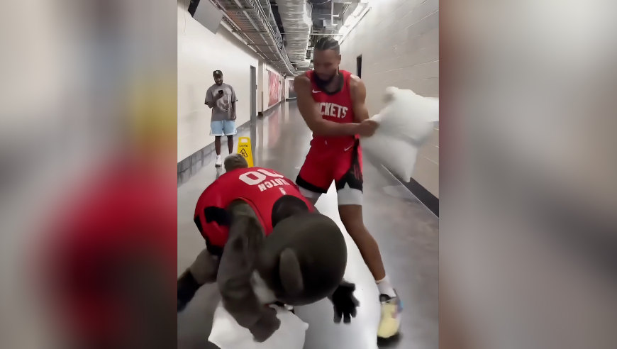 狄龙不仅球场猛，场下也猛，打的火箭熊抱头熊窜