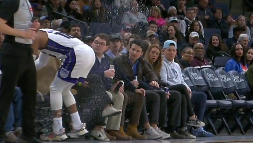 37岁还是这么拼！威少与对手相撞冲出界外 踩爆了场边的啤酒瓶！