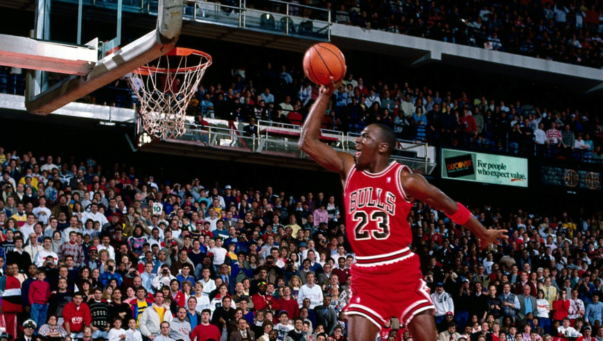 38年前的今天！乔丹上演罚球线起飞扣篮 击败威尔金斯夺得冠军！