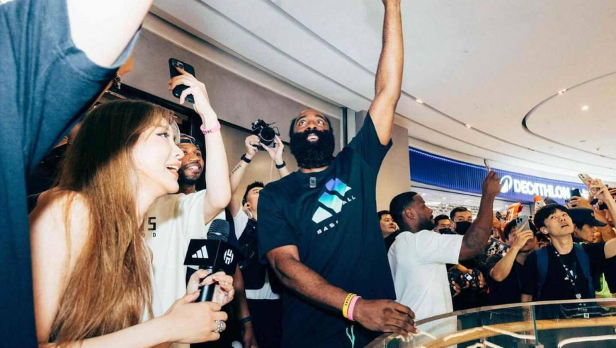 哈登晒照感谢中国球迷：每年都给予我无与伦比的爱 感激之情难以言表
