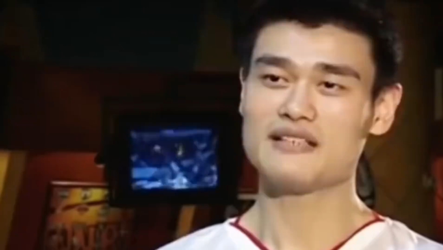 暴打美国天才，投篮震惊乔丹！姚明首次赴美就出了大名｜篮球故事