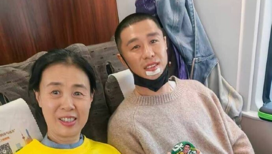 记者：王刚伤情比想象中好，侯森缝了20多针坐火车返京