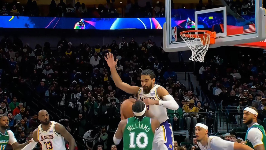 打崩了！独行侠末节前后再轰16-2攻击波碾压领先湖人两位数全过程