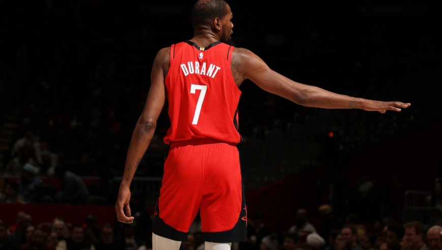 着急下班！杜兰特后场传球直接送对方手中 随后推倒对手吃技术犯规