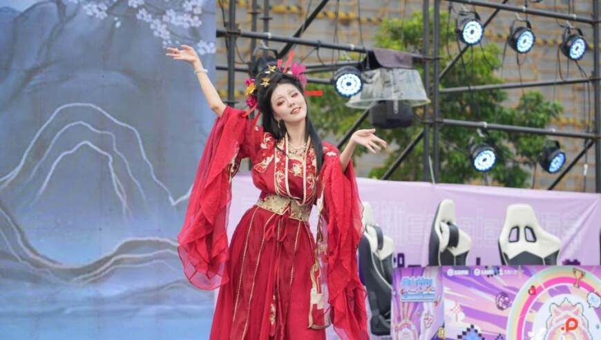 千灯湖Cosplay潮玩节启动！佛山“村PL”电竞赛揭幕战上演巅峰对决