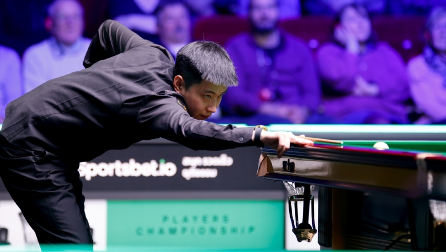 黑球被意外遮挡 赵心童摇头苦笑 下一秒转身怒射顶袋绿球掀翻全场