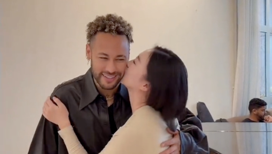 争议！中国女网红前往巴西见面内马尔 主动献吻对方：和老公在一起