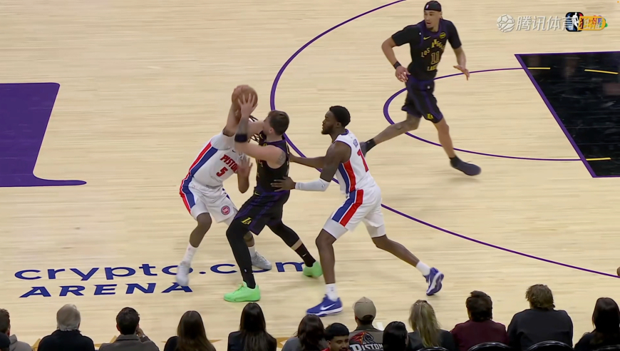 认错态度很好！东契奇抢球时意外给了霍兰德一嘴巴子 裁判吹77技犯